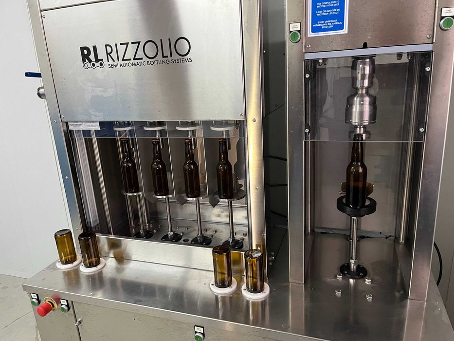 Statie imbuteliere sticle izobarica de tip tribloc 4-4-1