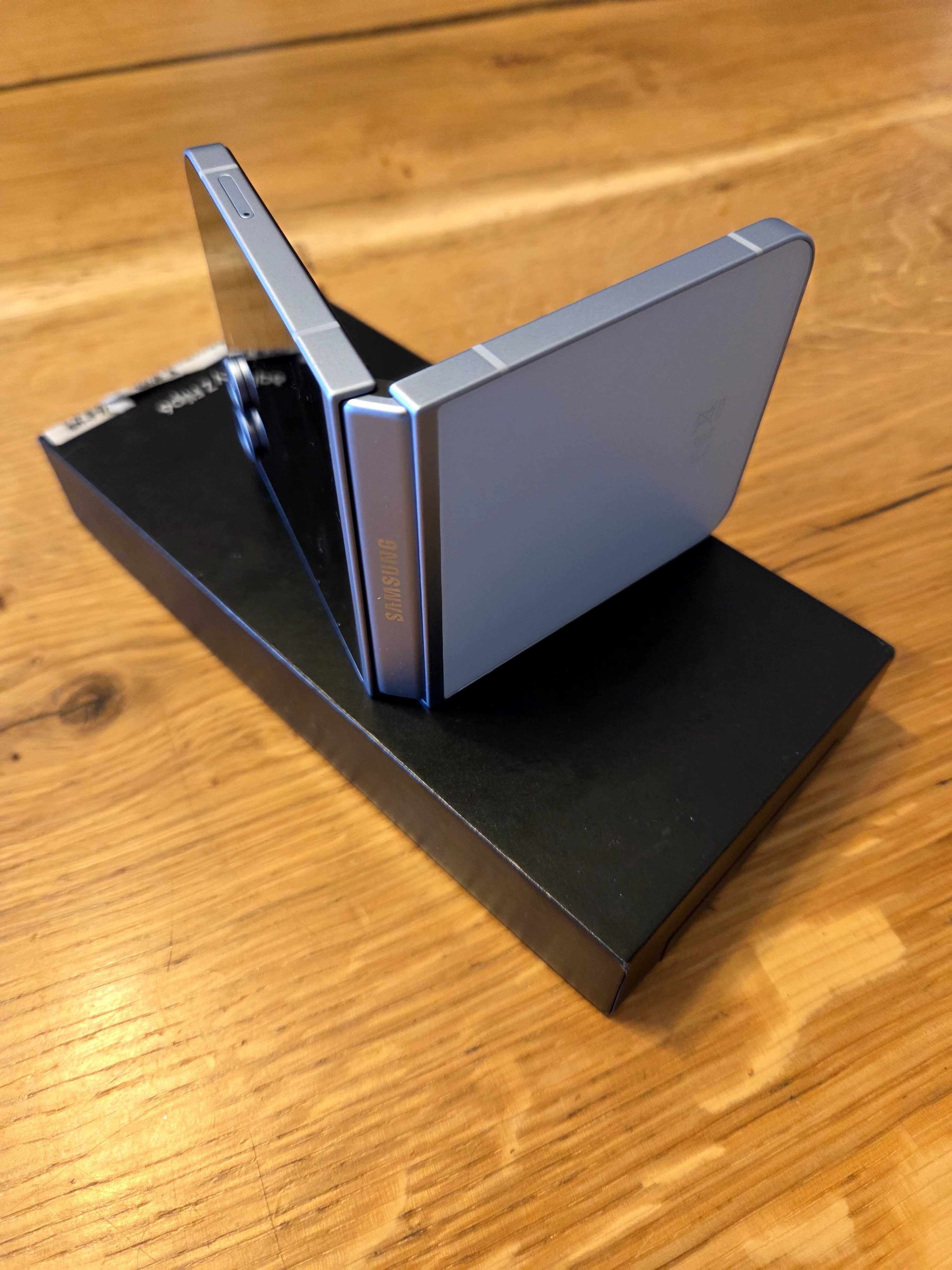 Vând Samsung Galaxy Flip 6, culoare Ice Blue, garantie 2 ani