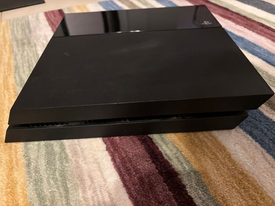 Vand Ps4 perfect functionabil,12 jocuri,2 controllere,camera