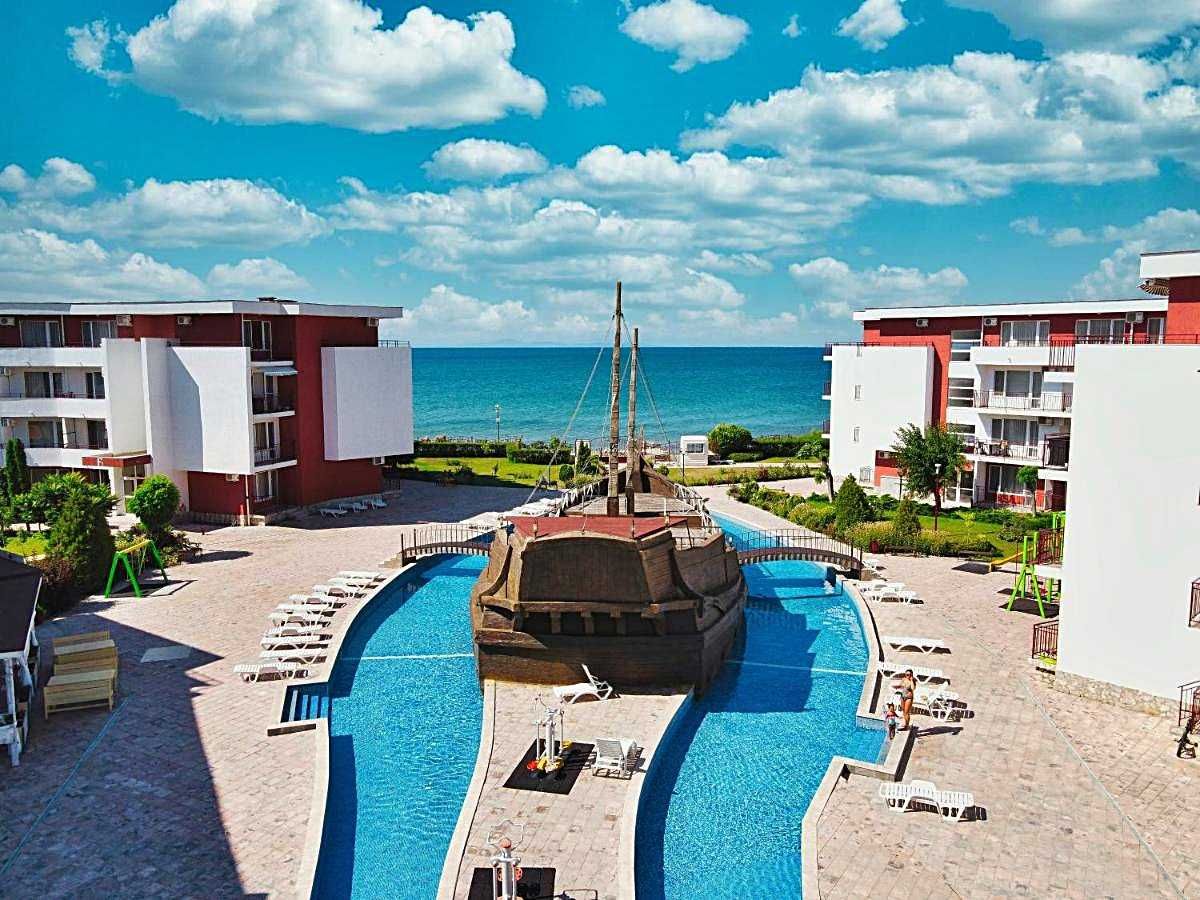 Просторен двустаен апартамент в к-с Privilege Fort Beach, Първа линия
