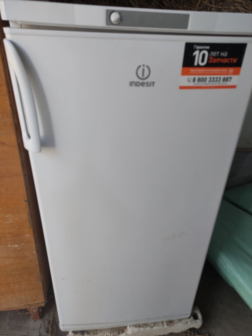 Холодильник indesit