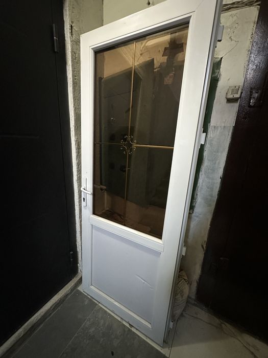 Зеркало. Вешалка. Дверь.