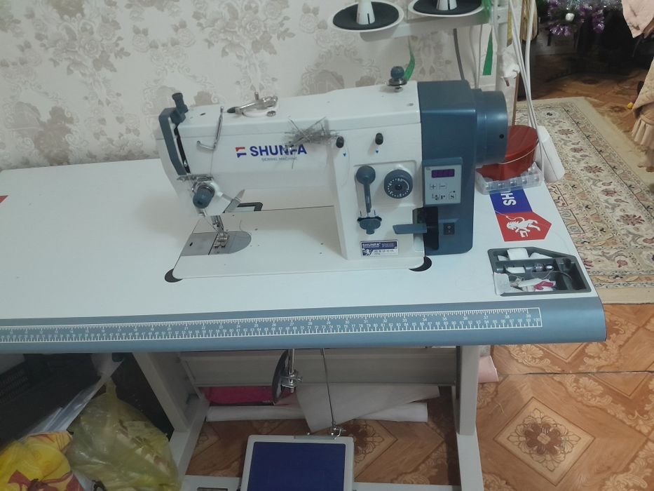 Продам швейную промышленую машинку  зигзаг для средних  тканей.