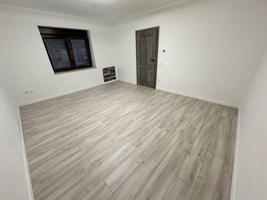 Echipa specializata montam parchet, mobila si usi.