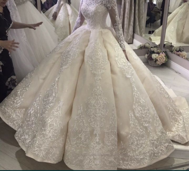 Продам платье цена 150000.возможен обмен