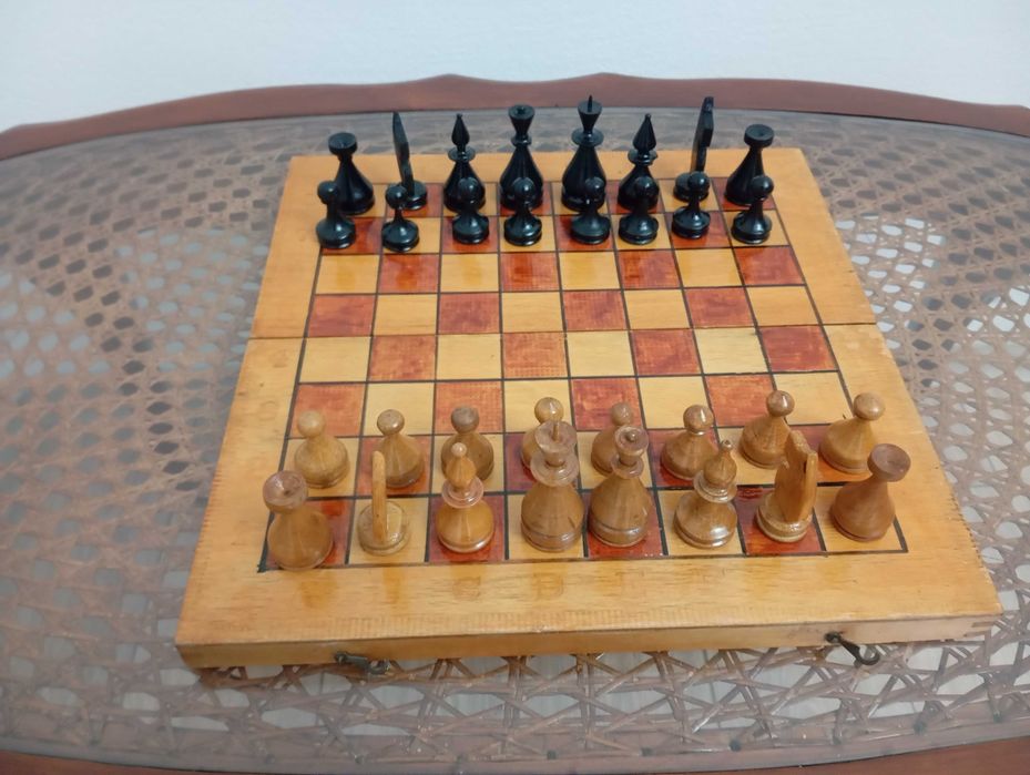 Шах с дървени фигури