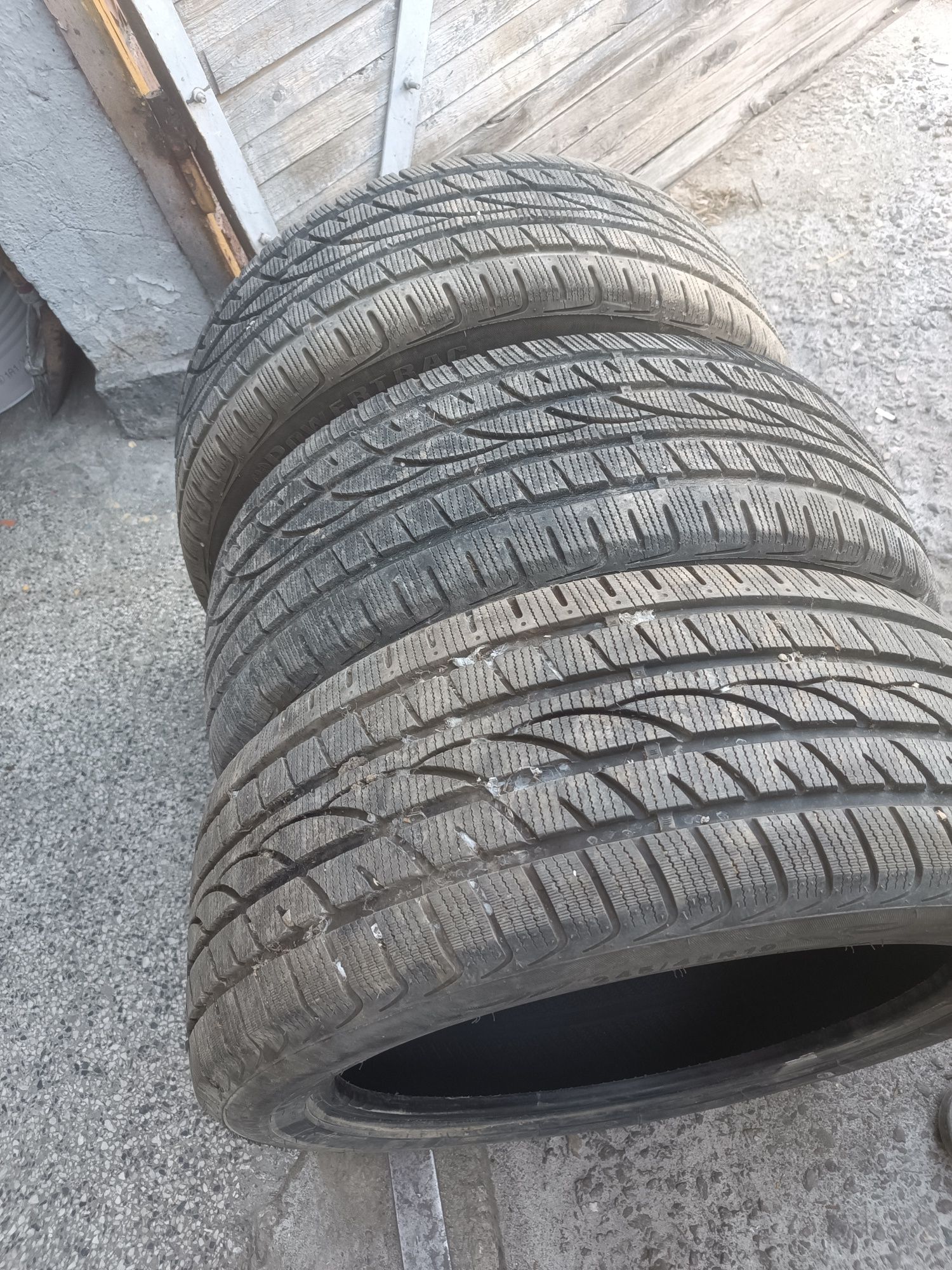 Продавам Гуми 245/45/19