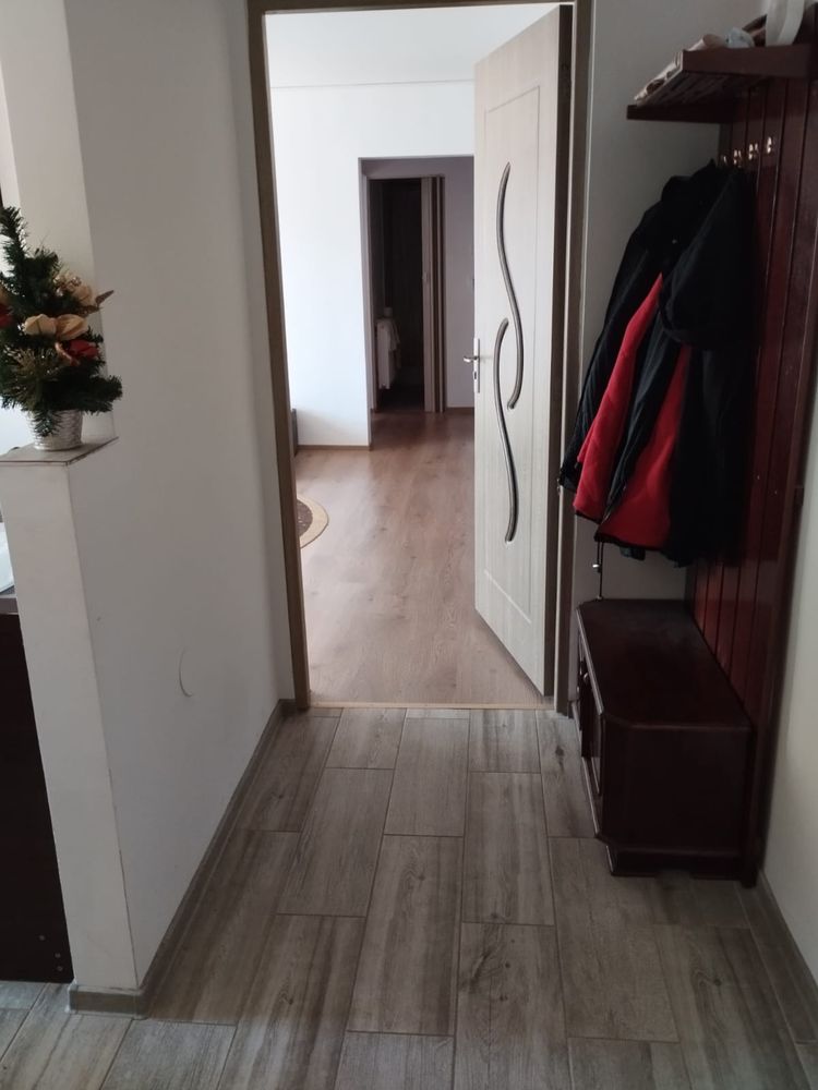 Vând apartament județul Covasna (Brețcu), etaj 3, mobilat cu 2 camere.