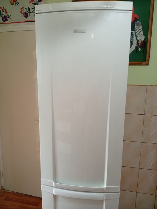 Vând frigider electrolux