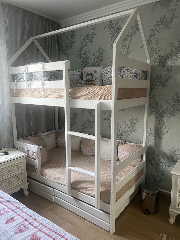 Продам двухъярустную кровать