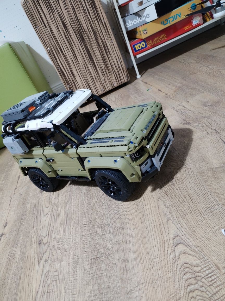 Vând lego tehnic land Rover defender aproape nou!