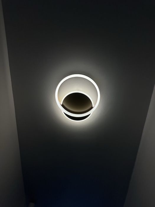 Lustre LED , culoare aurie , lumina este calda .