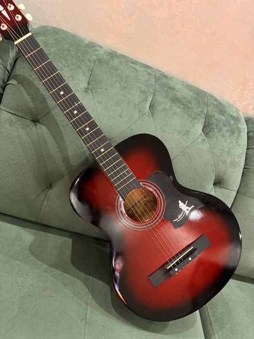 Гитара бордовый