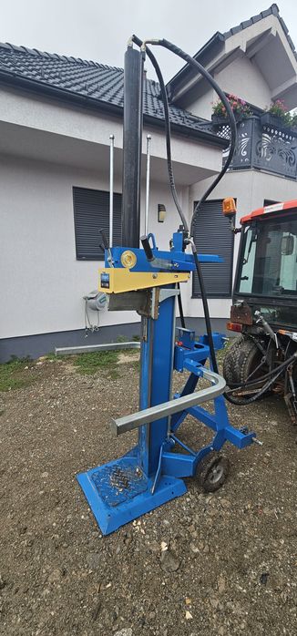 Vand crepator lemne dupa tractor hidraulic 
Foarte robust 
Adus
