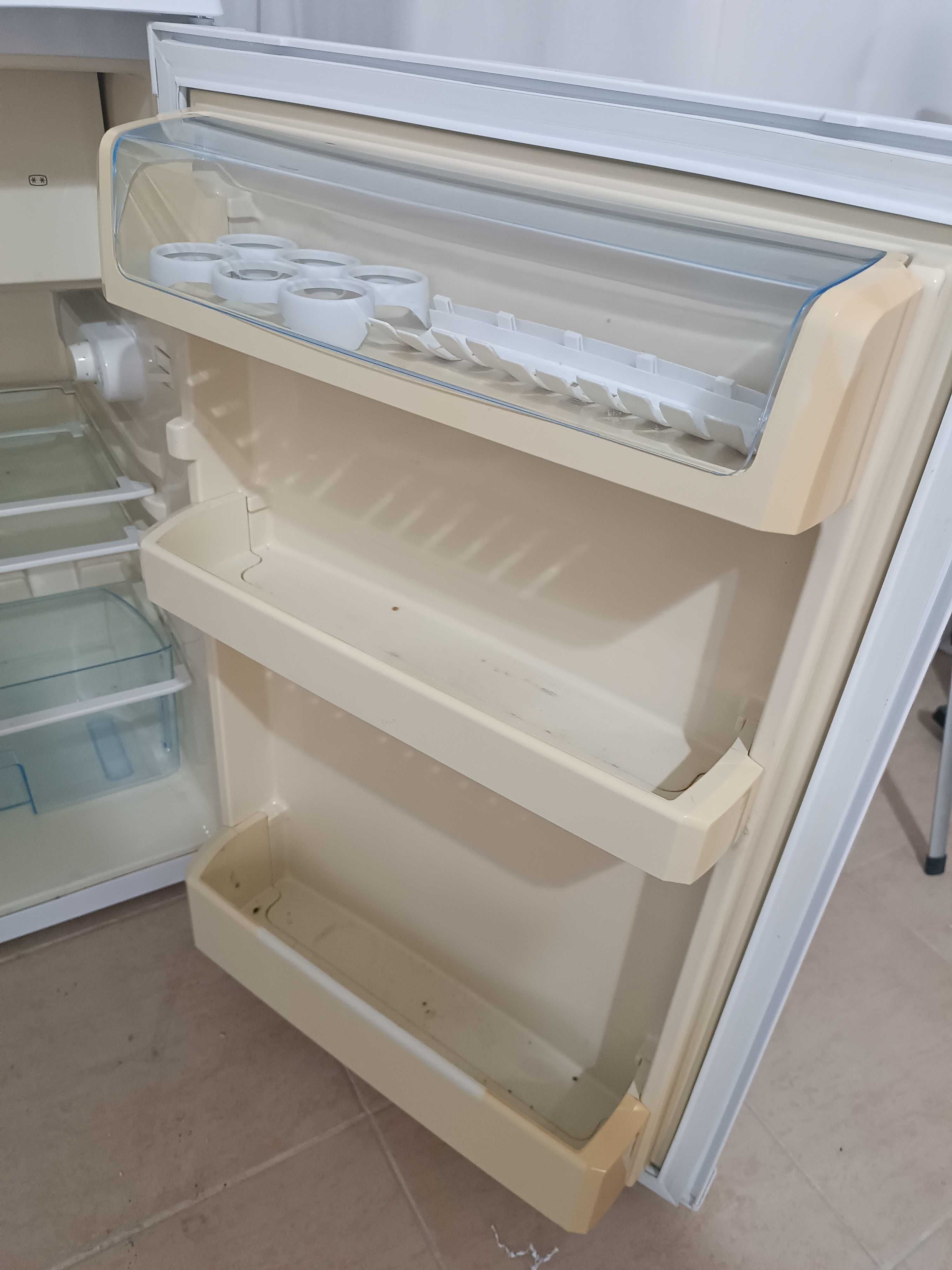 Продавам малък хладилник Веко