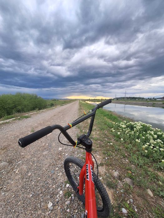 Vând bmx full roșu