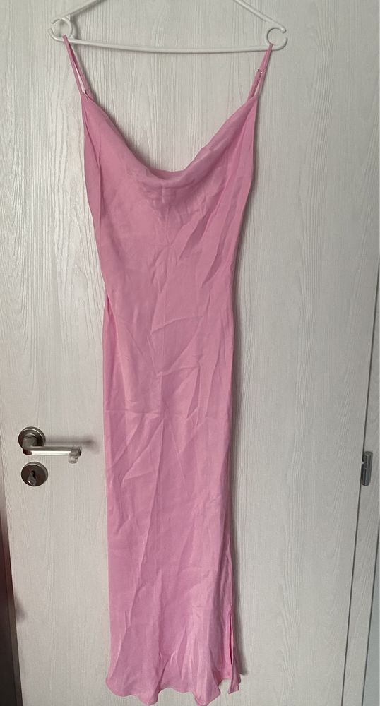 Розова сатенена рокля Bershka M
