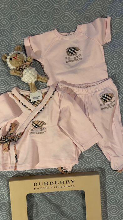 Burberry бебешки комплект с боди