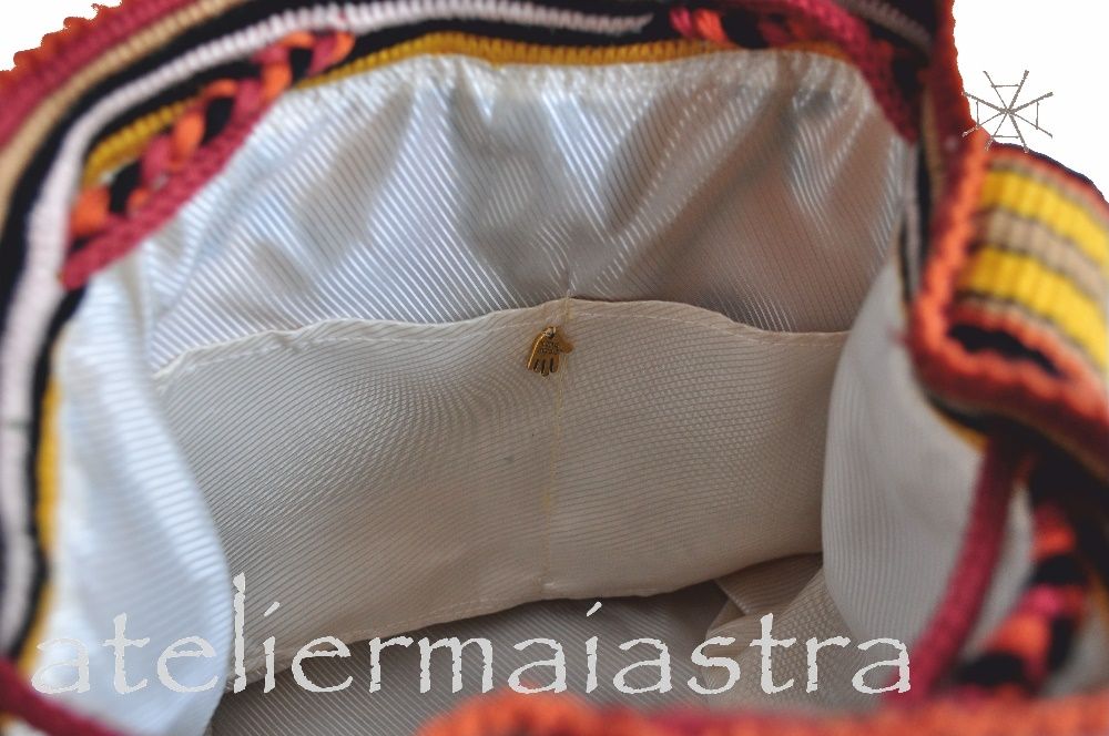 geanta crosetata, decorata cu motivul popular din Moldova miez de nuca