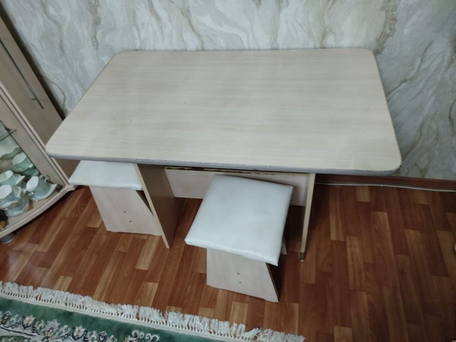 Стол с 2 стульями