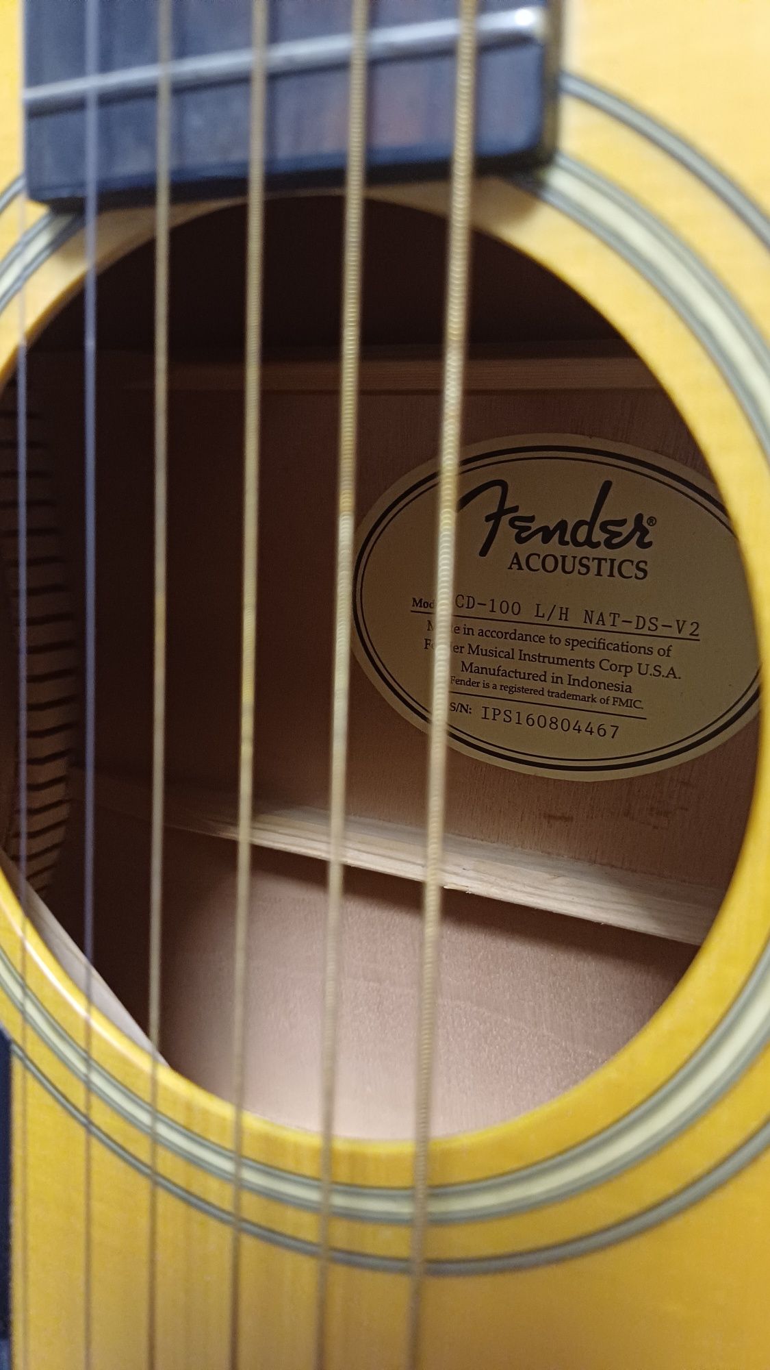 Chitară Fender Acoustics pe stânga