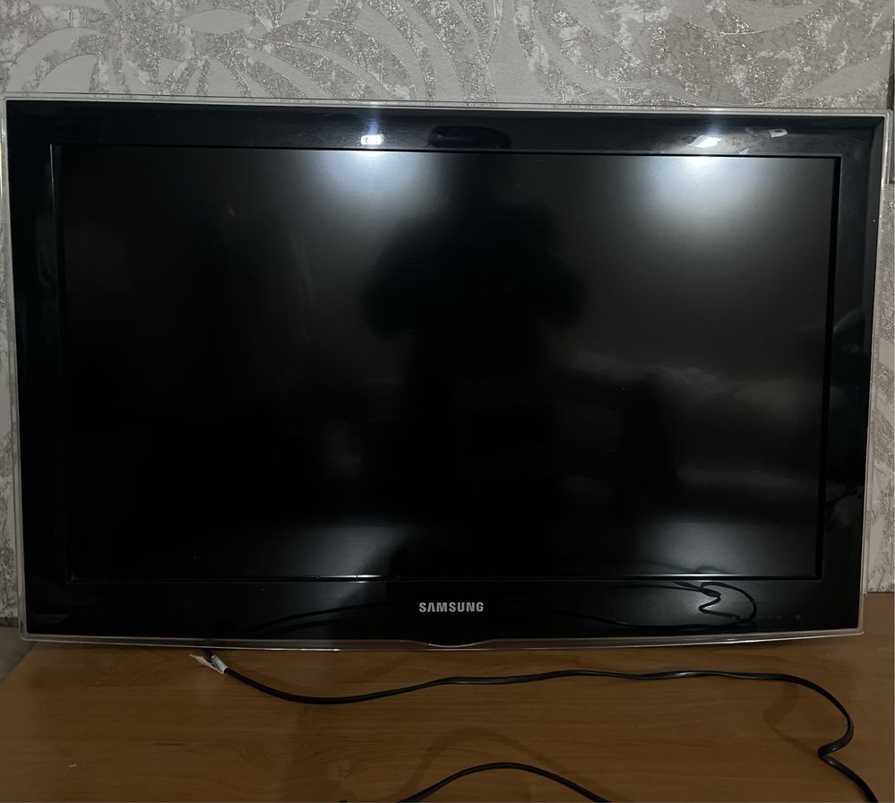 ЖК телевизор Самсунг 82 см, почти новый