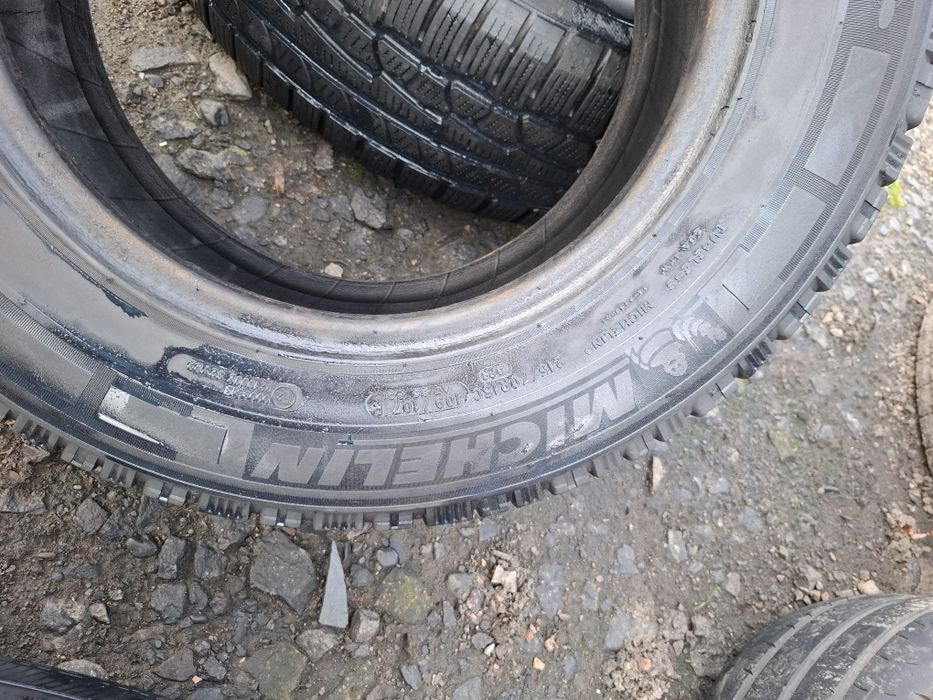 Vand 1 sau 2 anvelope 215 70 15 C de iarna bune nus perechi