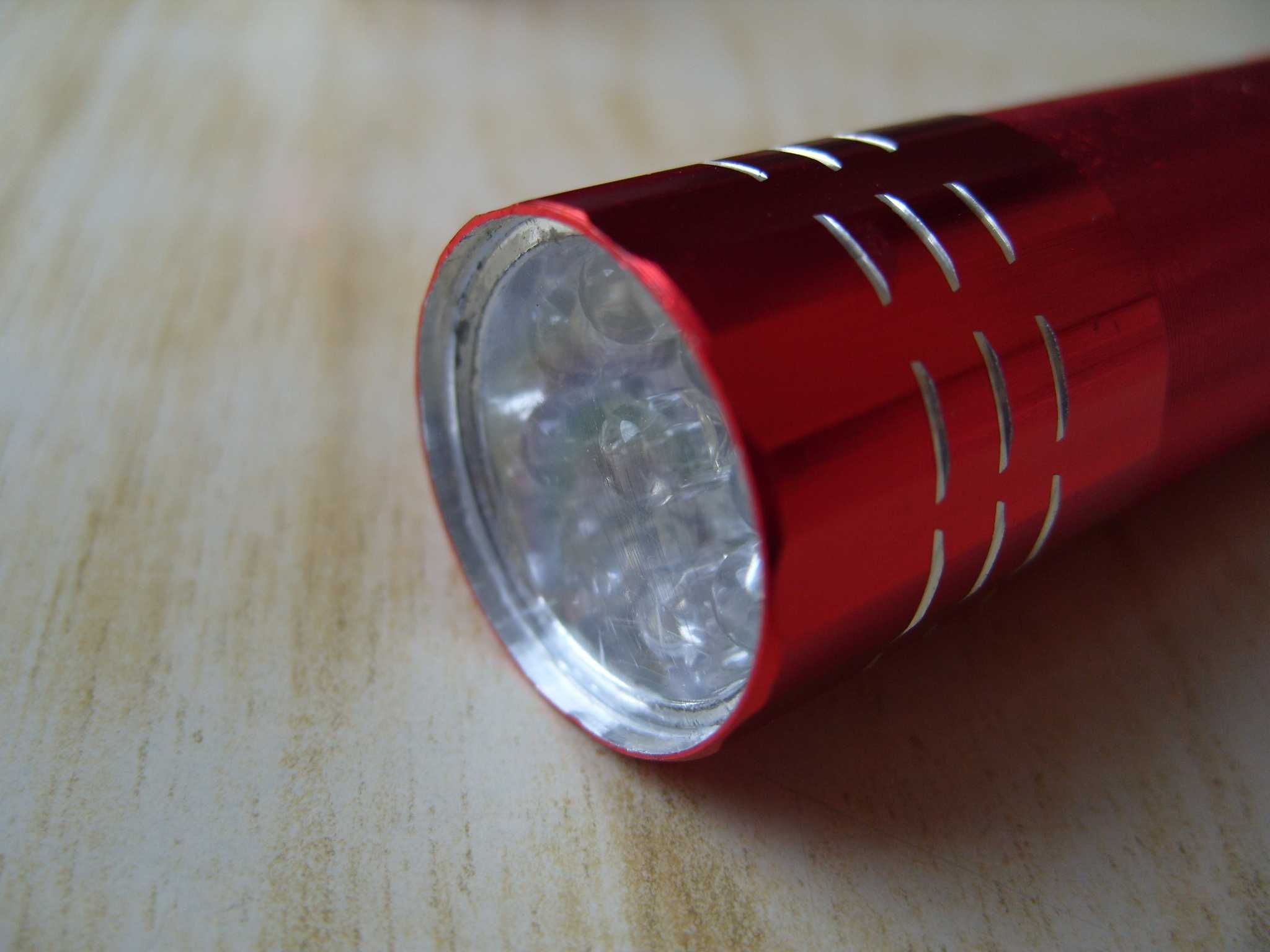 Джобен компактен фенер с 9 LED излъчвателя