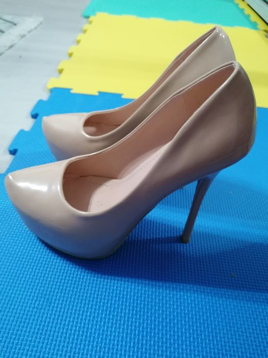 Pantofi cu toc subțire și platforma Beige