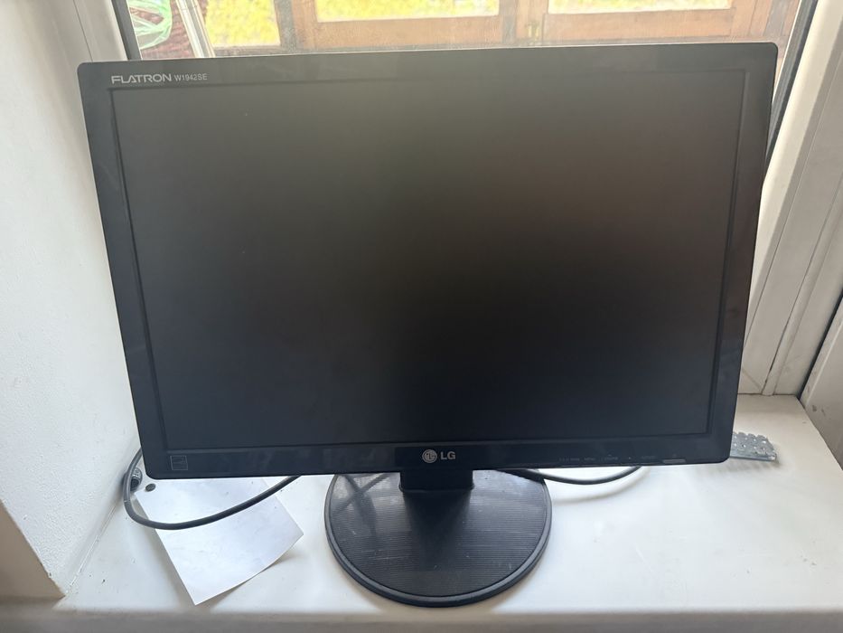 монитор LG со шнуром
