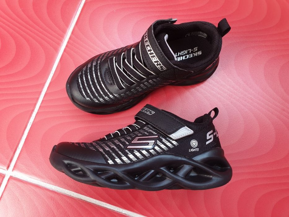 Adidasi Skechers negri cu luminite noi