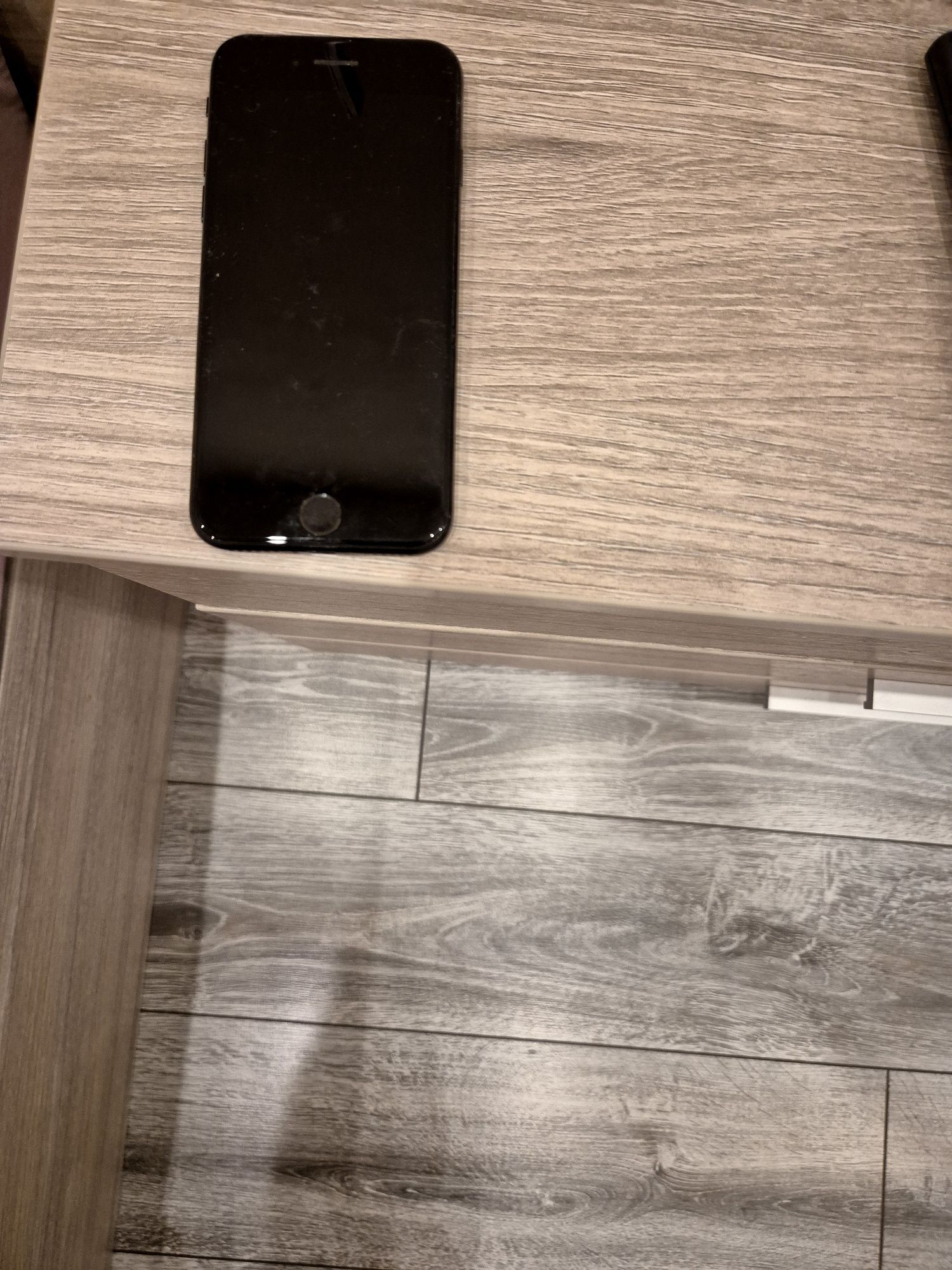 Продавам iPhone se 2