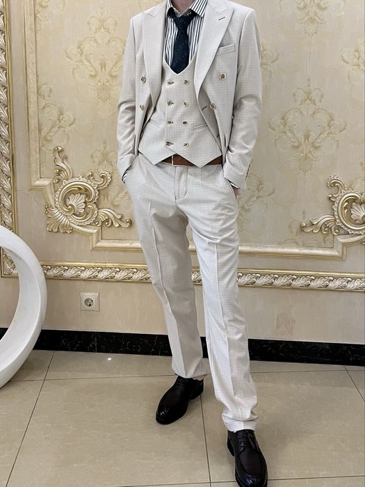 Костюм тройка мужской светлый