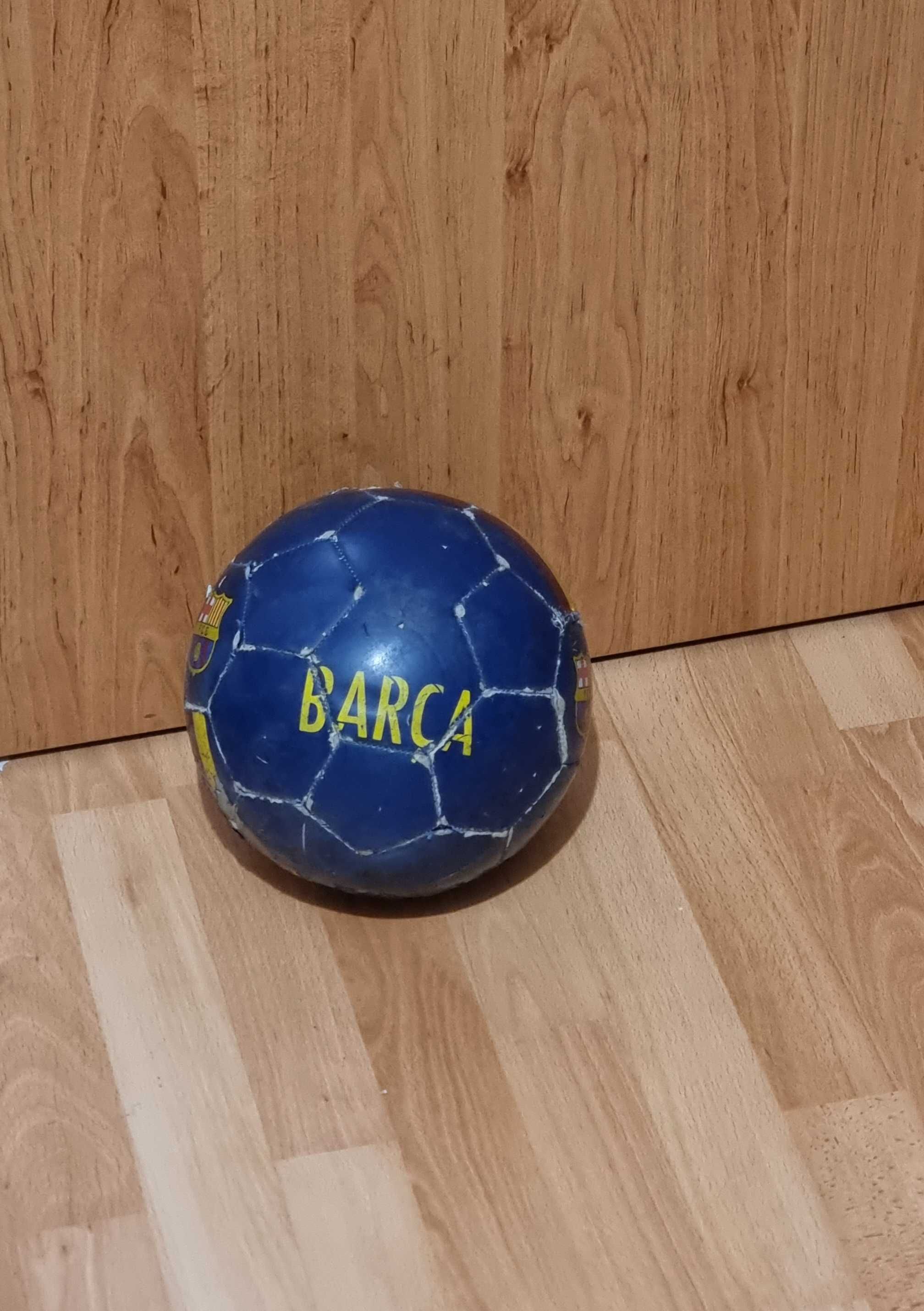 minge de fotbal si tenis cu piciorul nike barcelona