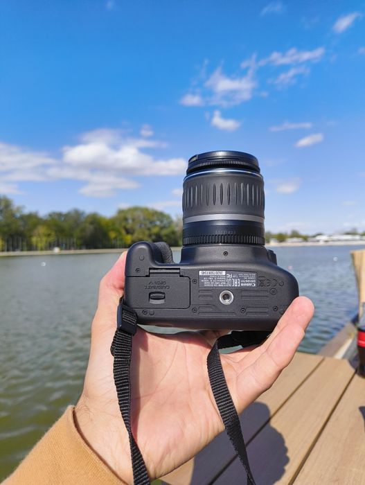 Цената е крайна ! Canon 2000D ,като нов на 7000 кадъра