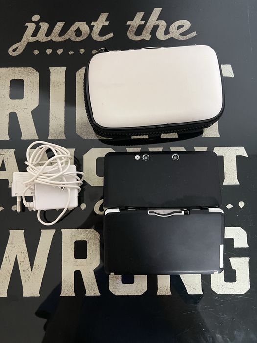 Nintendo 3ds  modat cu accesorii