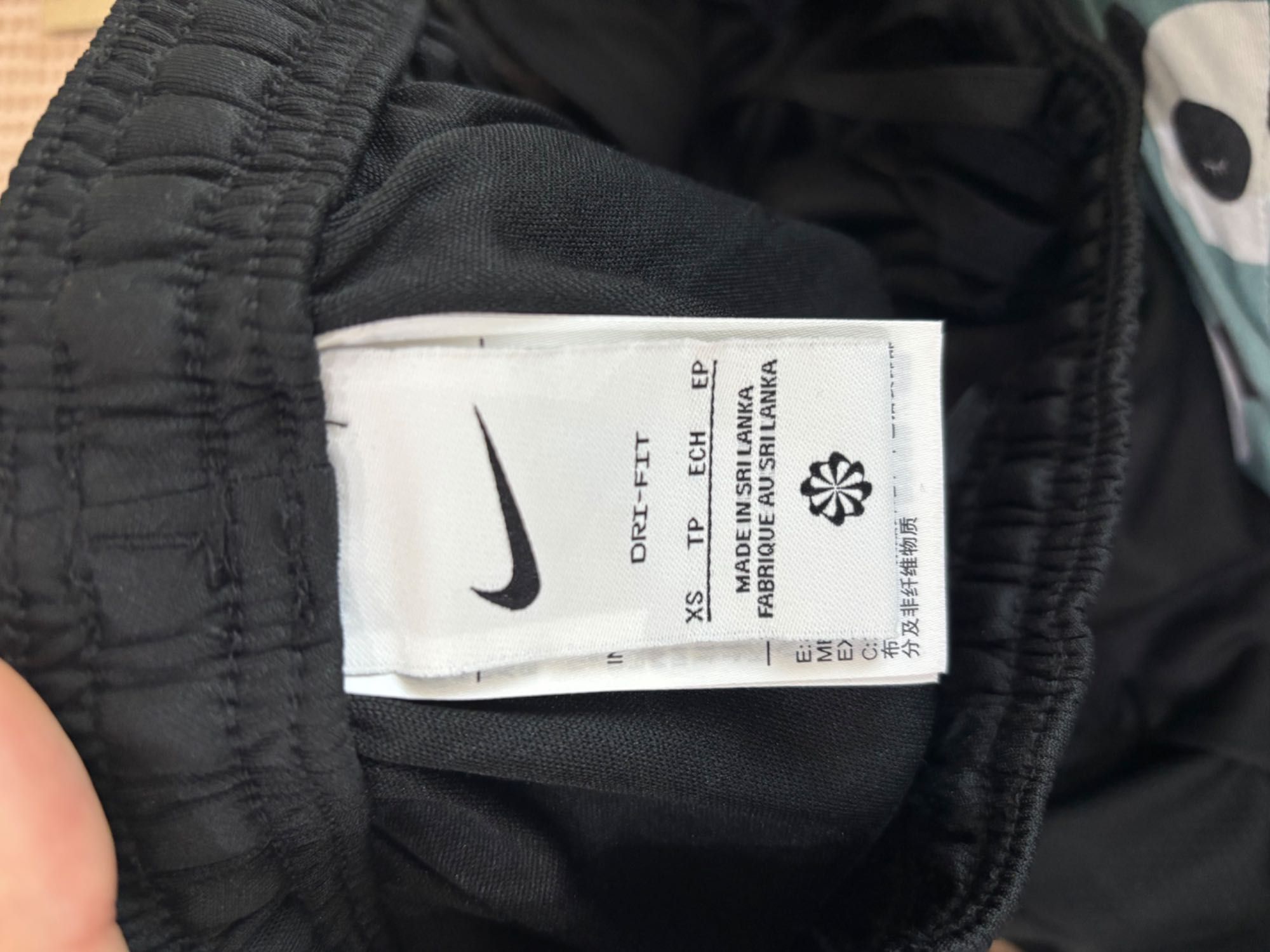 Продавам дамски спортен  панталон Nike
