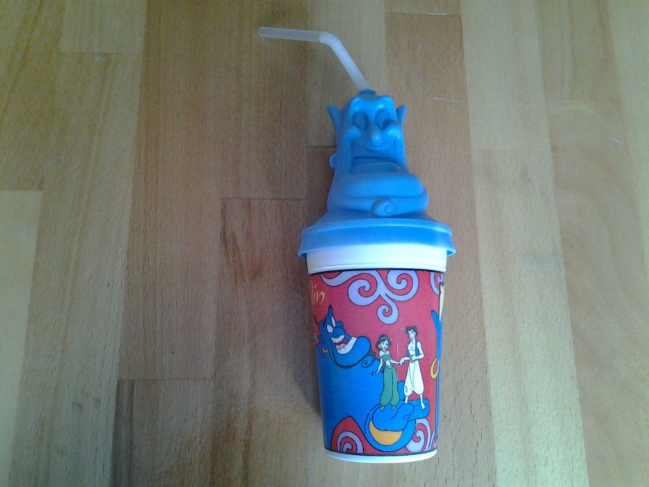 **Duhul din povestea cu Aladdin, pahar cu pai