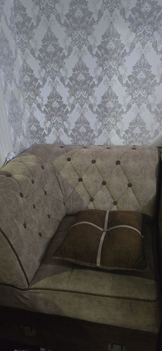 Срочна продаеться,своя гостиный деван хорошим состояние