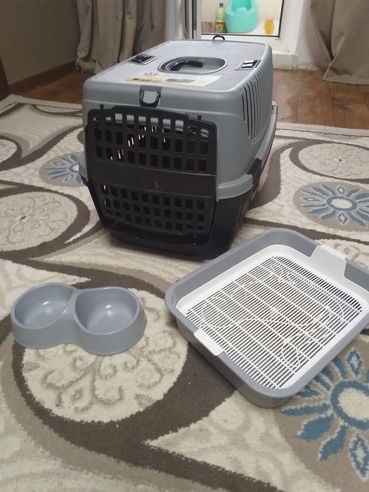 Для кошки. Переноска .Лоток . что на фото