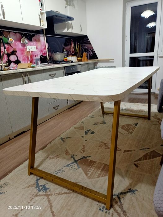 Продам кухонный стол, без стульев