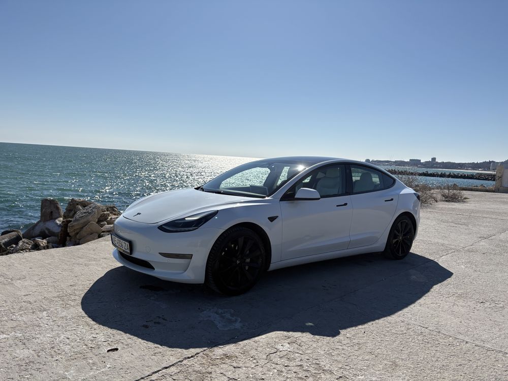 автомобил Tesla с шофьор