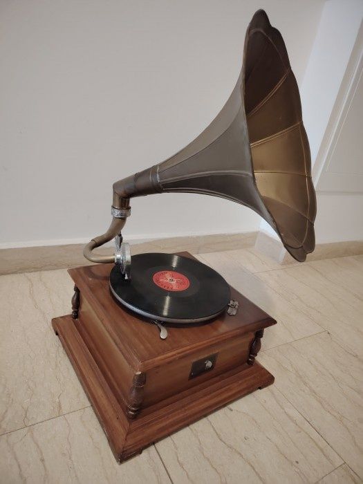 Gramofon antic deosebit His Master ‘s Voice, functional,pâlnie din ala