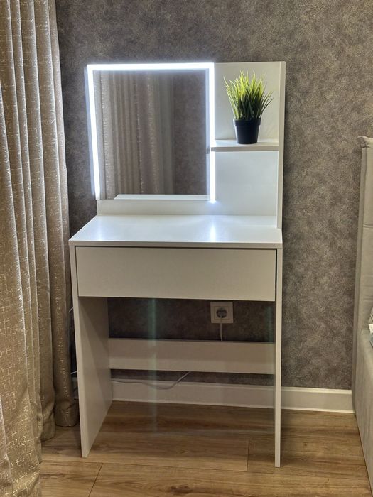Туалетные столики с зерклом и подсветкой, НОВЫЕ