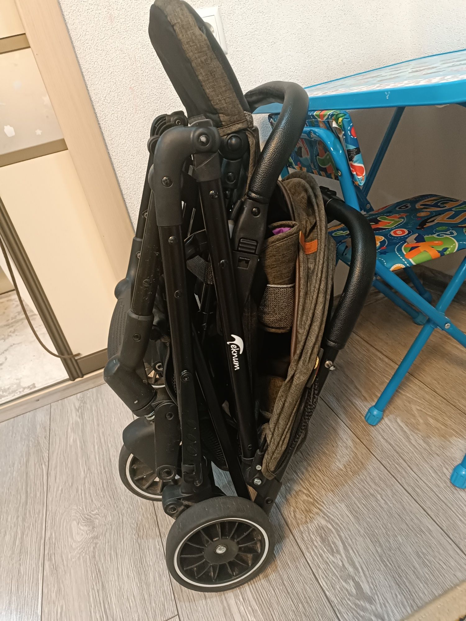 Продам детскую прогулочную коляску
