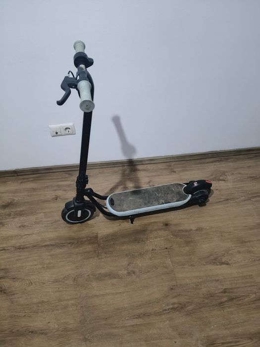Vând trotineta electrica vârsta +7
