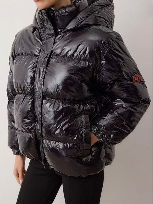 Черно лъскаво яке с качулка