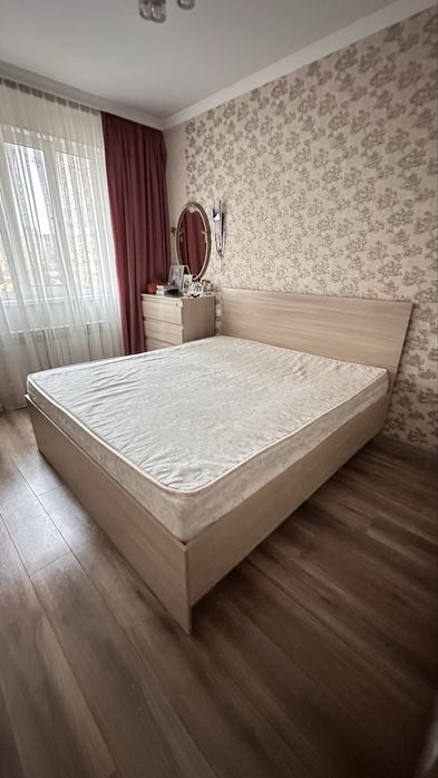 Двуспальная кровать с матрасом