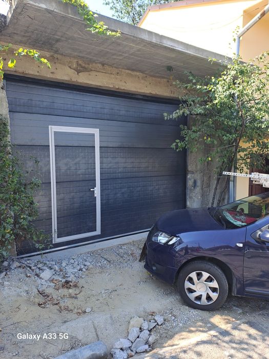 Usa de garaj sectionala