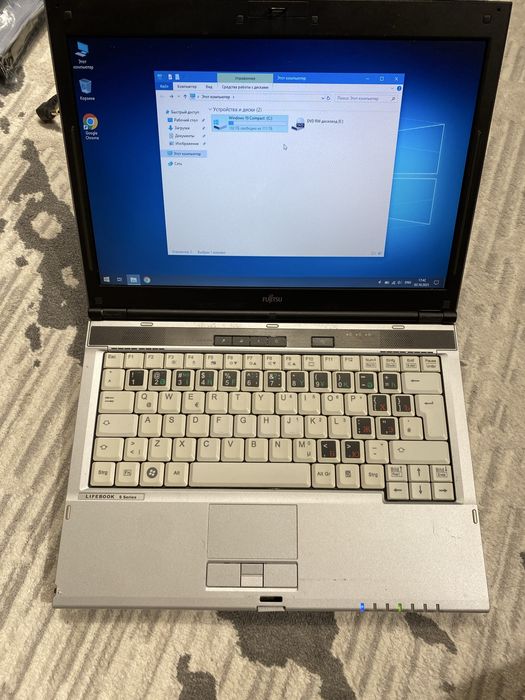 Ноутбук Fujitsu в рабочем состоянии